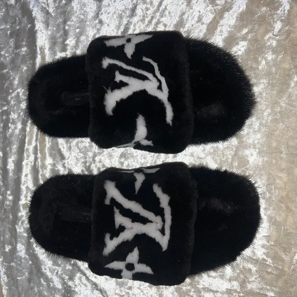 Louis Vuitton Mink Pool Pillow Comfort Mule black