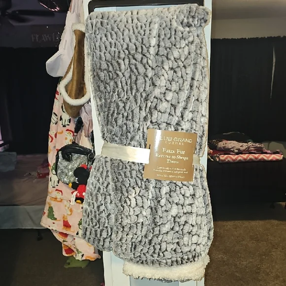 Club Grand Luxury, Faux Fur Reverse To Sherpa Throw, 50X70