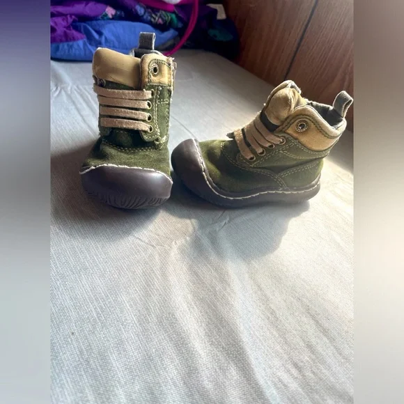 Baby Gap infant size 4 green/tan boots