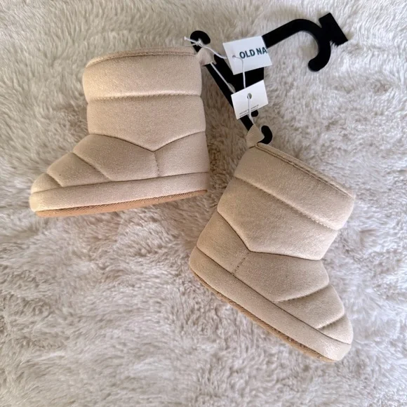 Old Navy infant soft gold godora boot size 0-3 months  NWT.