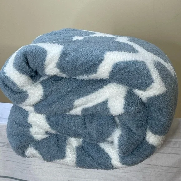 Berkshire Blue and White Throw Blanket