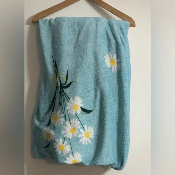 Soft Blanket Throw Daisy Fengzhilian  imperfect graphic blue. 78.74” W X 90.55”L