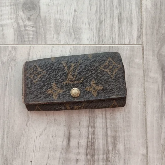 Authentic Louis Vuitton 4 Key Holder Monogram Canvas