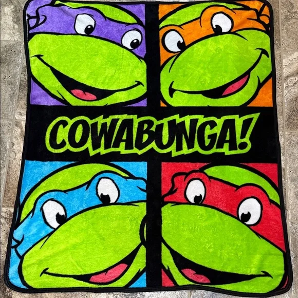 Teenage Mutant Ninja Turtles Blanket. Nickelodeon  38X45 inches. Vibrant colors