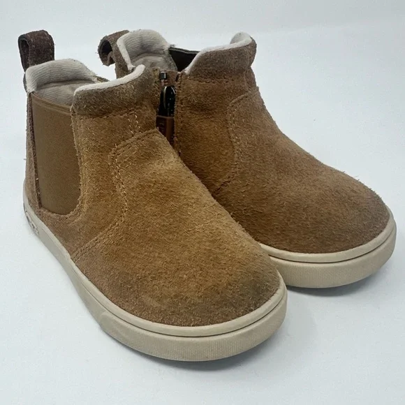 UGG Cozy Tan Kids Shoes sz.8c