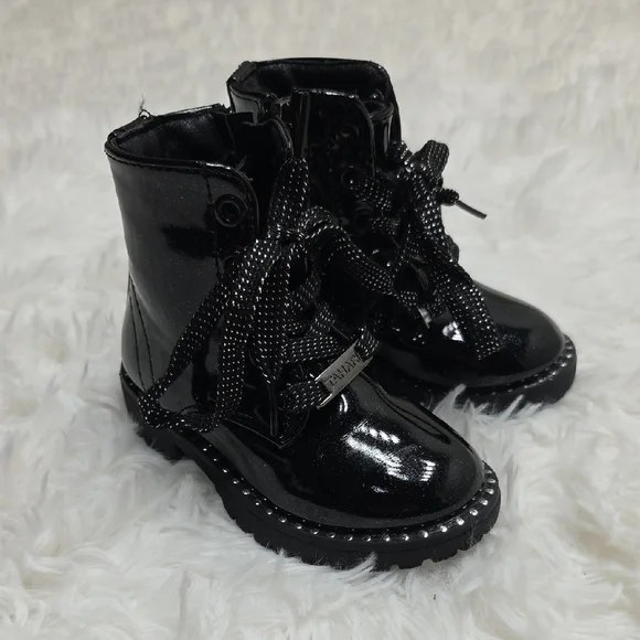 Tahari Merlene Kids Black Sparkle Lace-Up Boots. Size 5