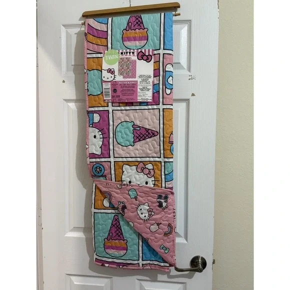 Hello Kitty & Friends‎ Reversible Quilted Blanket Twin 60x80