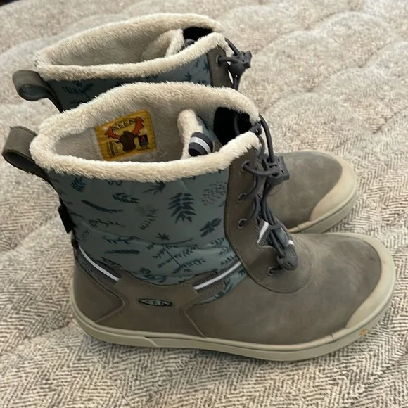Keen waterproof boots size 4