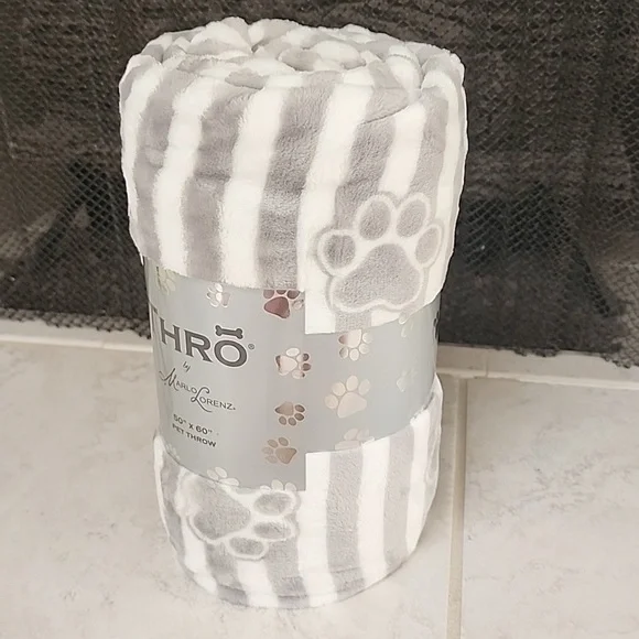 🐾 🌟 PAW PRINT Gray/White Striped PET THROW 🌟 🐾