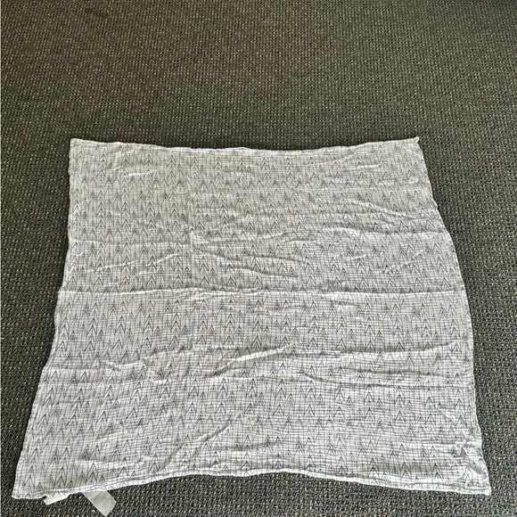 White and blue baby‎ blanket