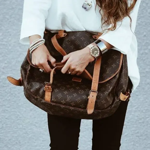 ⭐🔥AUTHENTIC🔥⭐ LOUIS VUITTON Saumur 43 Crossbody Bag