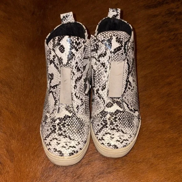 Stylish Snakeskin Women’s Boots size 7