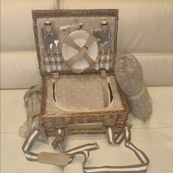 Picnic Basket Set for 4 w/‎ Insulated Liner Waterproof Blanket