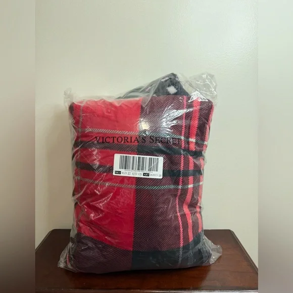 Victoria's Secret NWT Red & Black Plaid Sherpa lined Throw Blanket 50x60