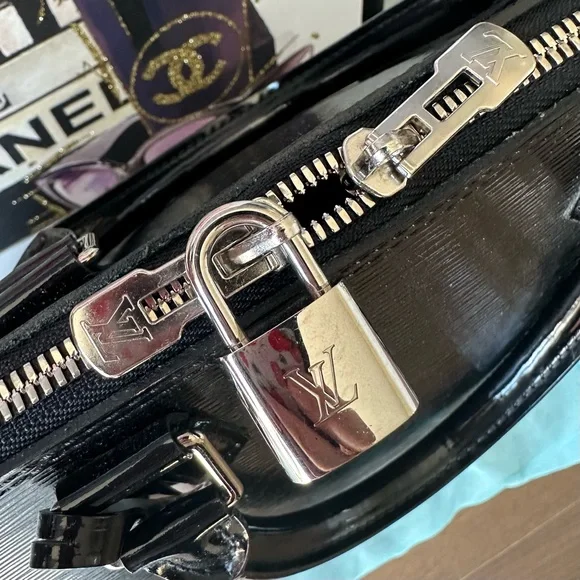 Vintage Louis Vuitton Alma GM electric epi EUC black epi Leather