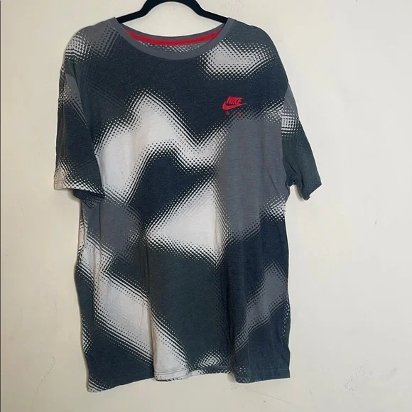 Nike Gray and White Short Sleeve Tee with Artistic Flair