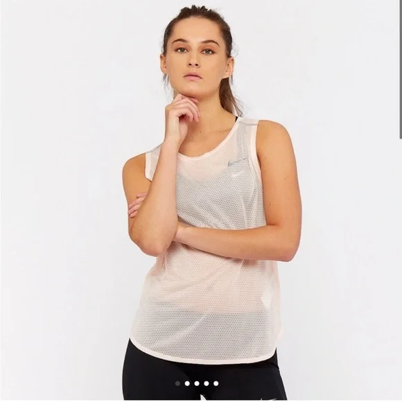 Nike Women’s Pink Breathe Mesh Running Tank/Nike Victory Shape High Support Bra