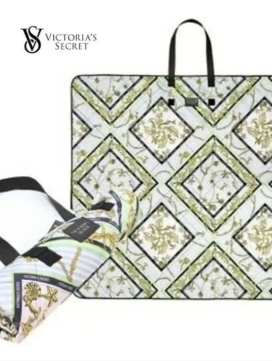 Victoria's Secret Limited Edition Graphic Fold-and-Pack Blanket 2019.