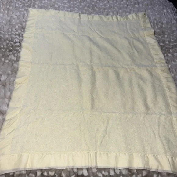 No Brand VTG Acrylic Yellow Fleece Wide Nylon Edge Binding Thermal Baby Blanket