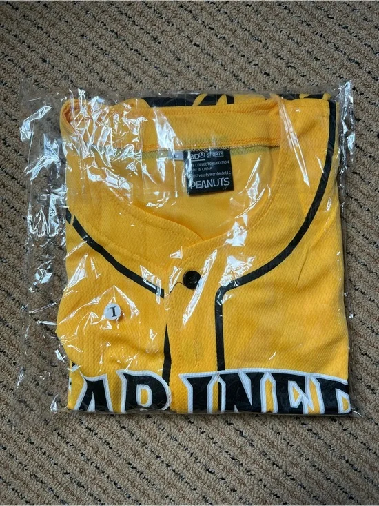 🆕 Peanuts x Seattle Mariners Men’s Baseball Charlie Brown Yellow Black Jersey