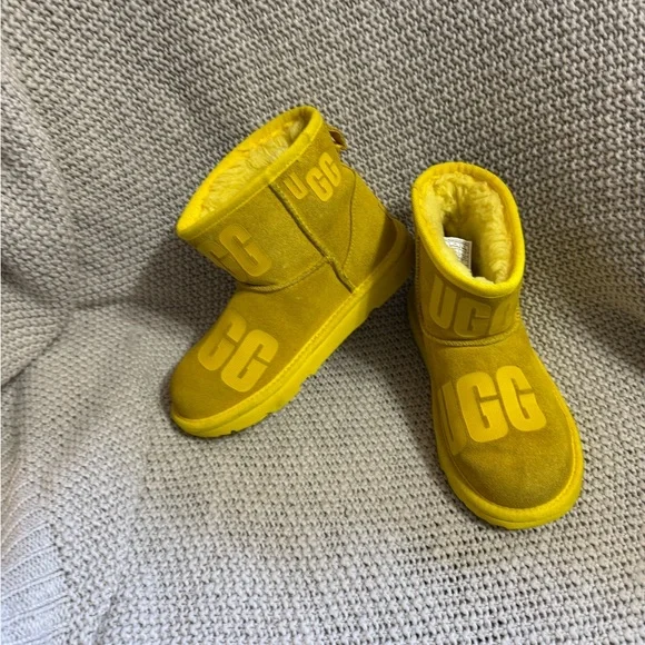 UGG Classic Mini‎ Scatter Graphic boots in yellow. Size 2