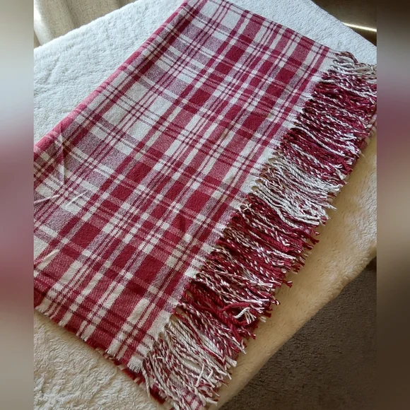 🌺 NEW Soft Acrylic Red & White Fringed Stadium Blanket