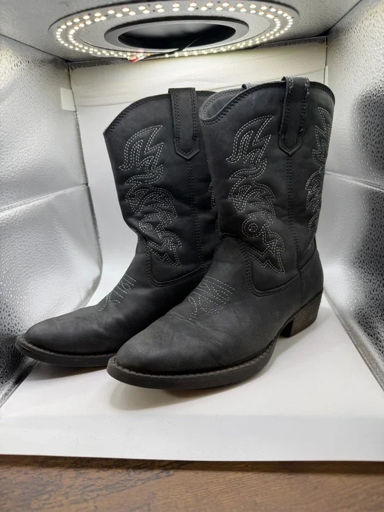 Black Western Cowboy Boots with Embroidered Detail size 2 youth
