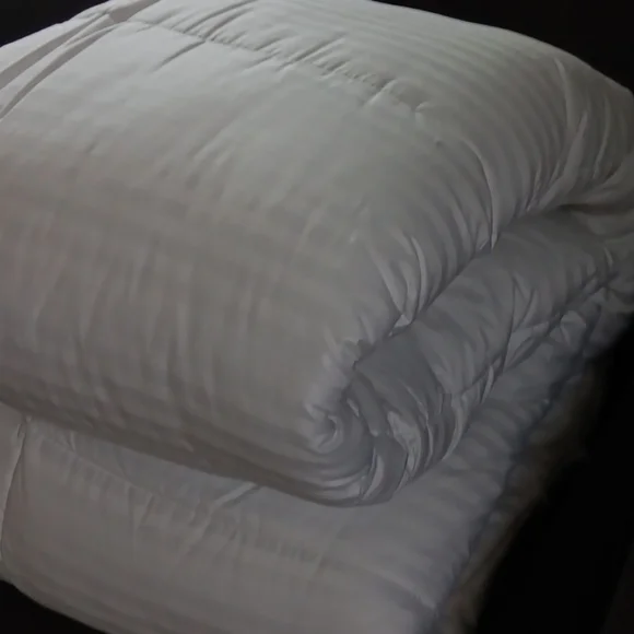 New Made For Westin Hotels & Resorts Down Alternative Comforter. Size Queen.