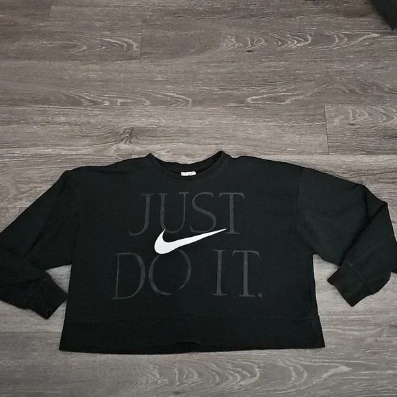 NIKE Womens Sz Small Crewneck Sweatshirt. Black & White!!