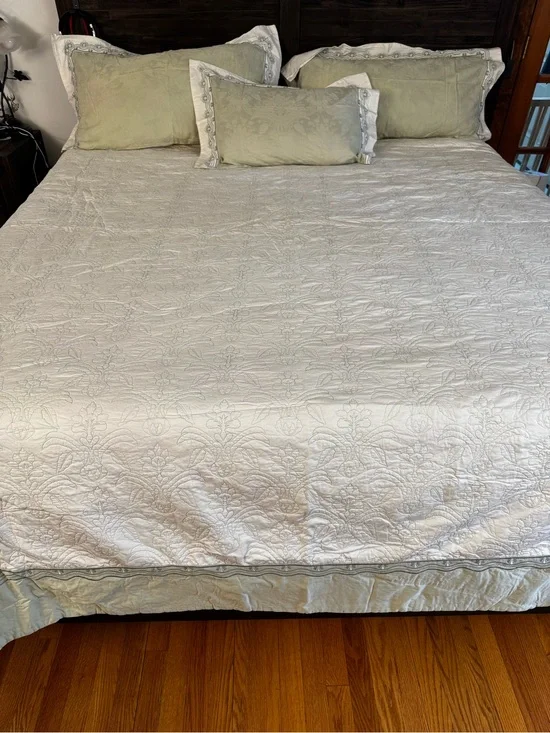 Quilted Bedspread & 2 King and 2 Standard Pillow Shams