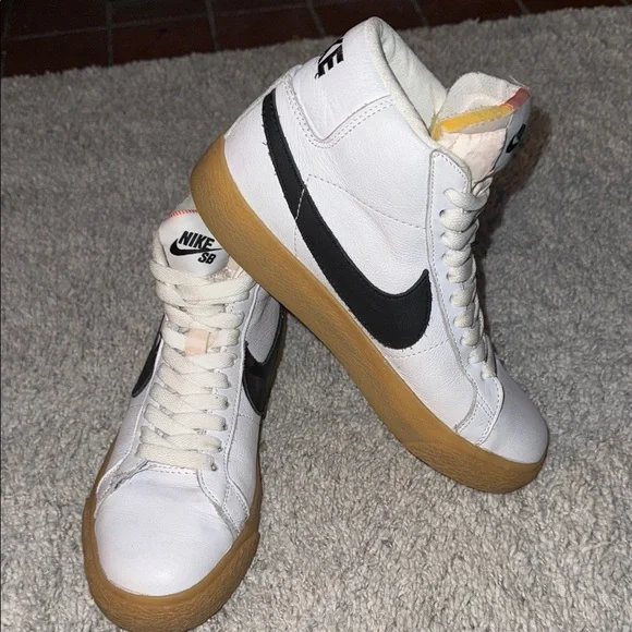 Nike SB White and Black High-Tops with Gum Soles basketball youth unisex size 5