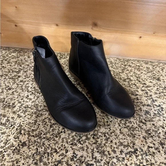Cat and Jack Black Faux Leather Side‎ Zip Ankle Boots Kids Size L