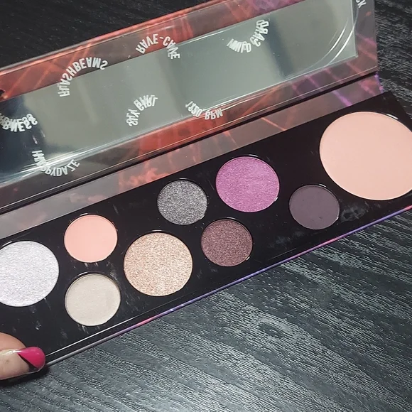 💋🍭Host Pick! Mac Cosmetics Raver Girl Palette