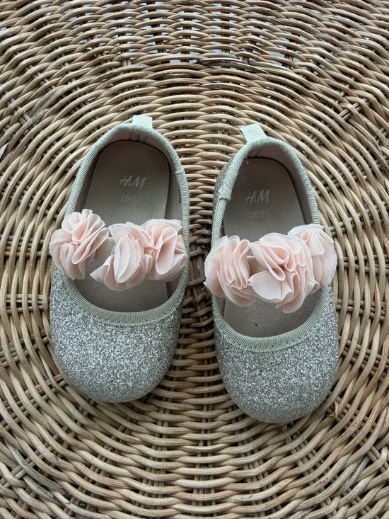H&M Silver Glitter Mary Jane baby shoes with Blush Flower Trim -size 20-21- NEW