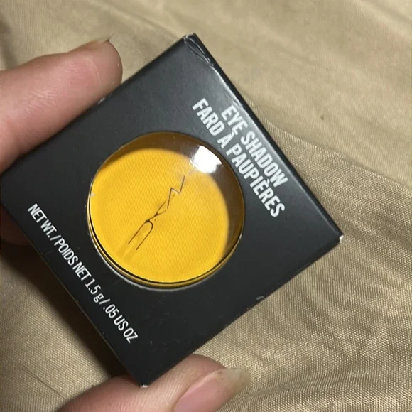🎃🌛HP! Mac Chrome Yellow Matte Eyeshadow