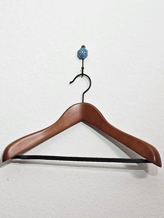 Hefty Hanger wtih Wide Shoulders, Non Slip Pants Bar