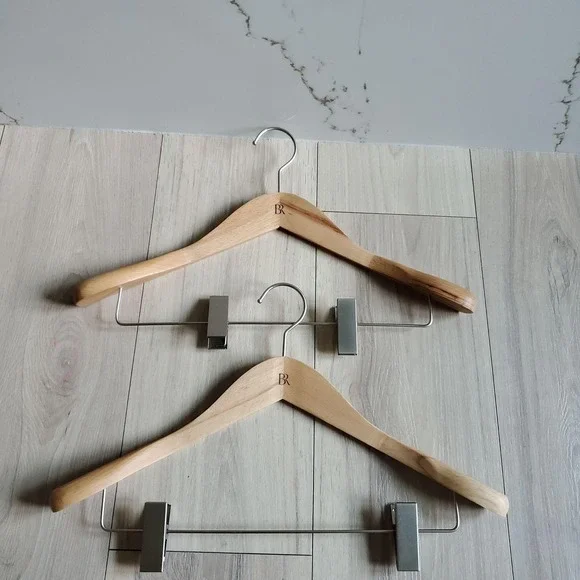 Mainetti Wooden Suit Hangers Set Of 2 Brown Wood BR Logo Metal Clips Bar Display