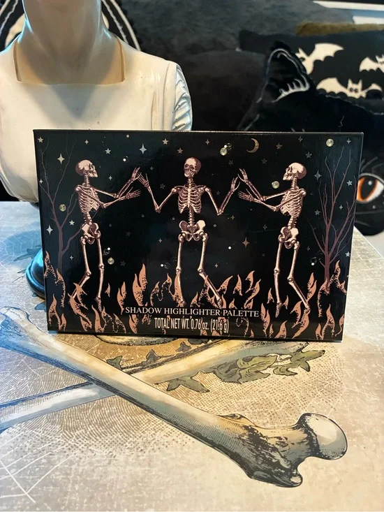 Gothic Skeleton Makeup Shadow Highlighter Palette Display NWT