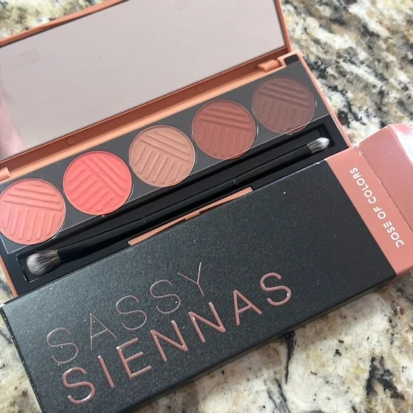 🌙♣️Sassy Siennas Dose Of Color Eyeshadow Palette