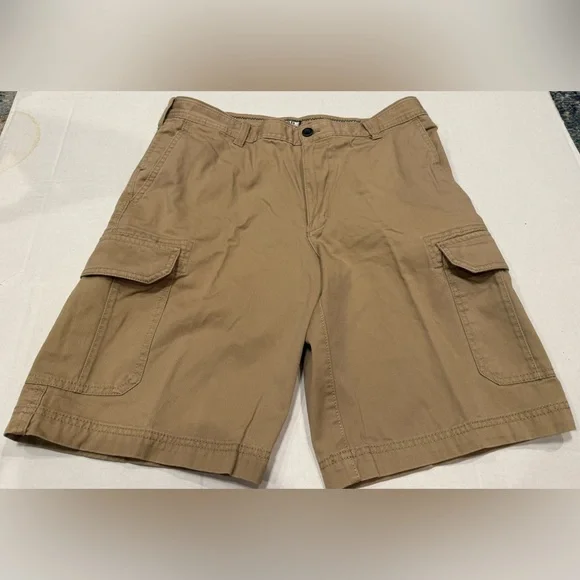 Izod cargo shorts size 32
