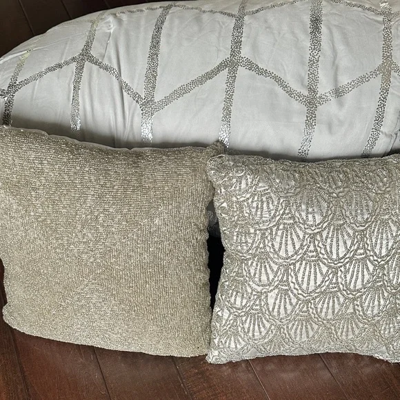 Queen Size Silver Comforter, 2 Sequin Throw Pillows & 2 standard shams