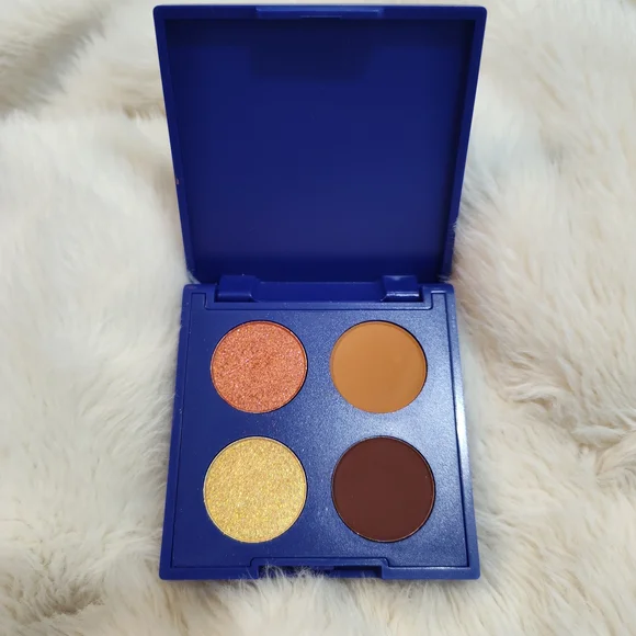 Tresluce Beauty Vibrant Eyeshadow Palette with Shimmering Gold and Warm Brown