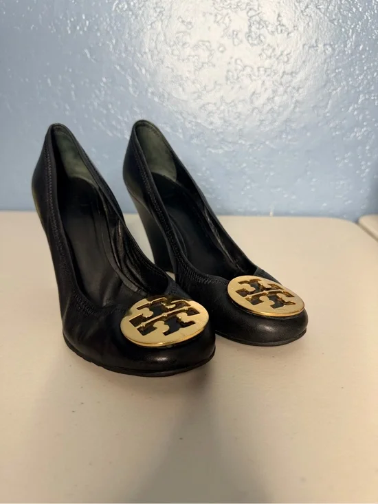 Tory Burch Sophia wedge pumps black leather with large gold logo at toe. Women 9