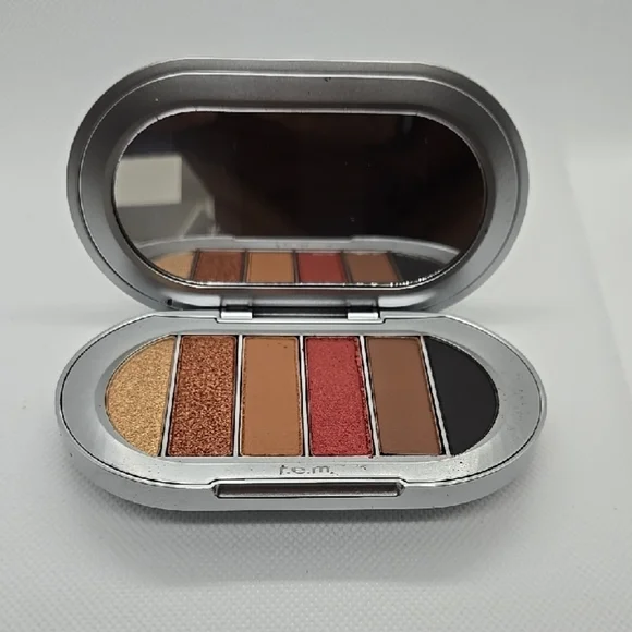 R.E.M. Beauty Glam Eyeshadow Palette