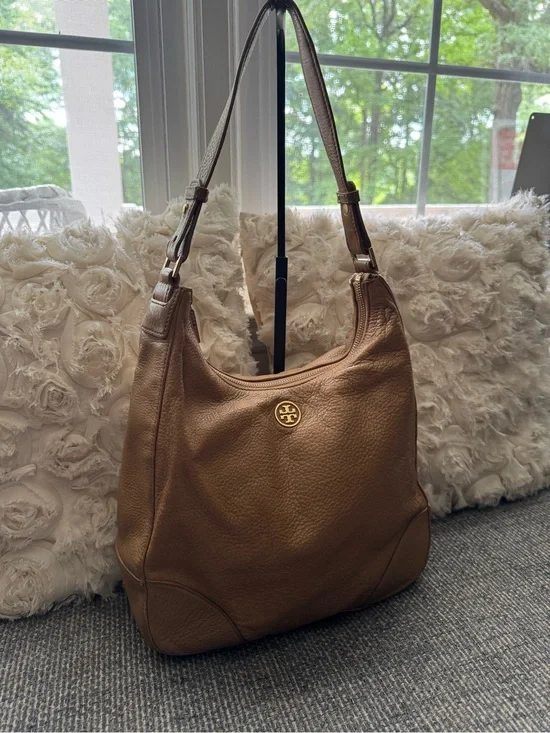 Tory Burch Amanda Pebbled Leather Hobo Bag – Camel Tan