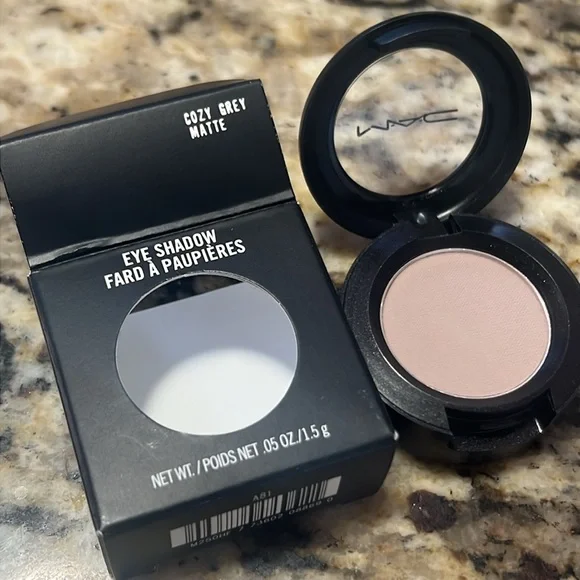 ♣️🎃Mac Cozy Grey Eyeshadow