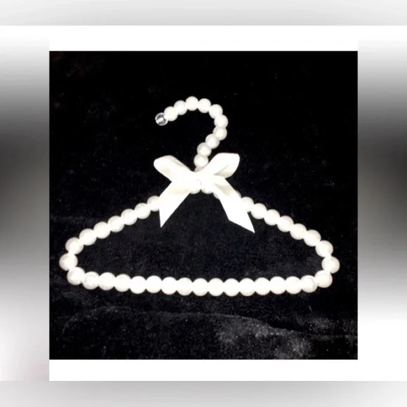 Pearl Hanger
