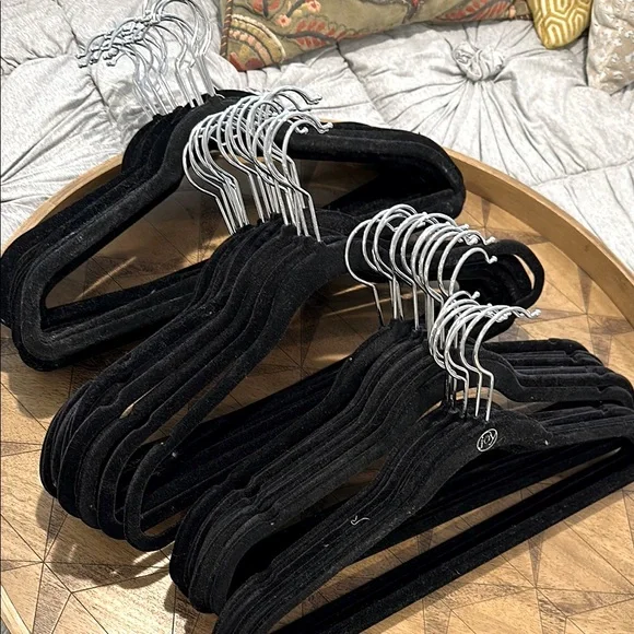 Hangers with flocked velvet finish - set of 30
