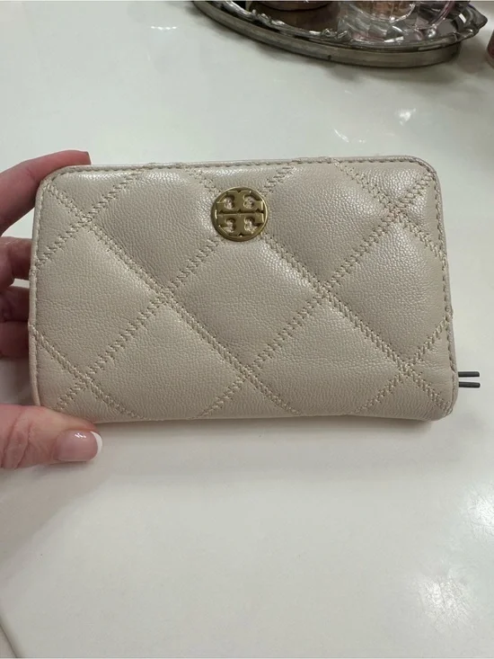 Tory Burch Quilted Zip Wallet in Beige Cream with Gold Logo