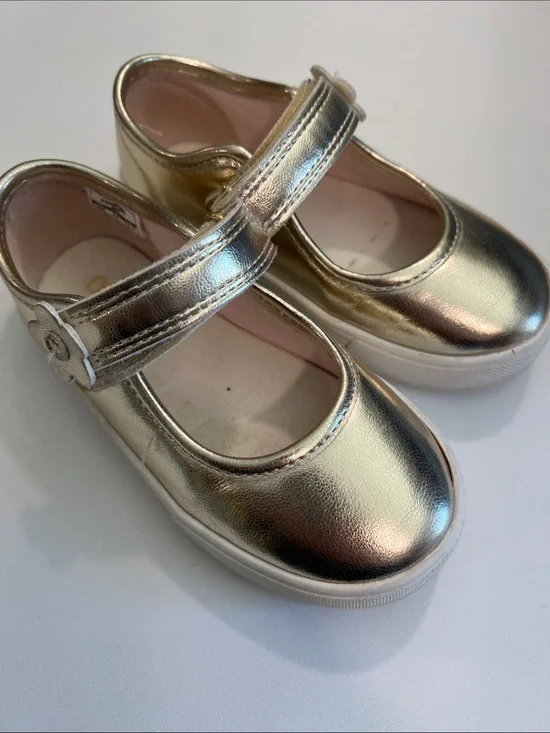 Oshkosh B’Gosh - toddler 8, Metallic Gold Mary Jane Shoes - Classic Strap